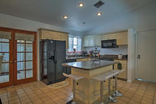 Miami Home with Screened-in Pool Mins from Zoo! in Miami, USA