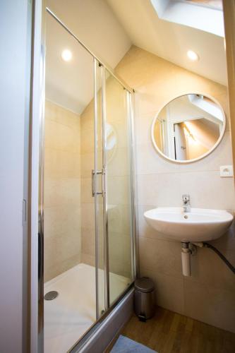 Charming Apartments near Avenue Louise - image 11