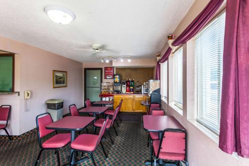 Econo Lodge Lincoln - image 6