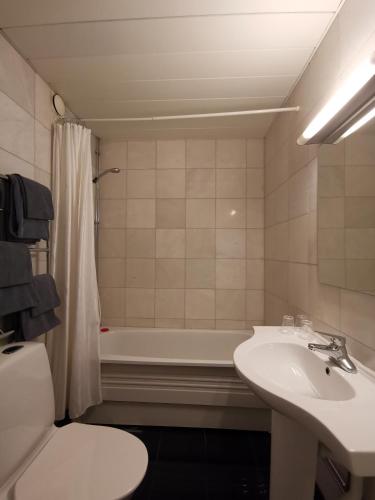 Crystal Plaza Hotel - image 8