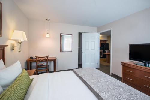 1 queen bed, 1 sofa bed