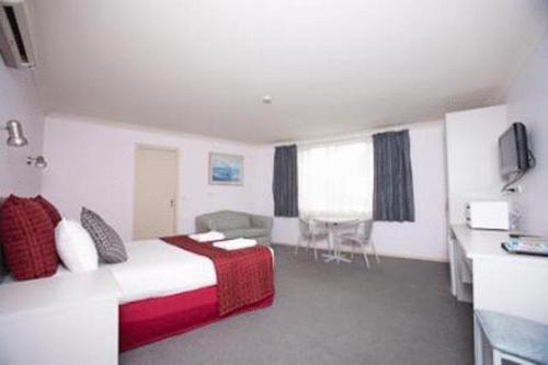 Hume Villa Motor Inn Hume Villa Motor Inn is conveniently located in the popular Fawkner area. Both business travelers and tourists can enjoy the propertys facilities and services. Service-minded staff will welcome and g