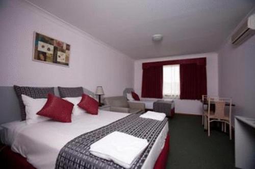 Hume Villa Motor Inn Hume Villa Motor Inn is conveniently located in the popular Fawkner area. Both business travelers and tourists can enjoy the propertys facilities and services. Service-minded staff will welcome and g