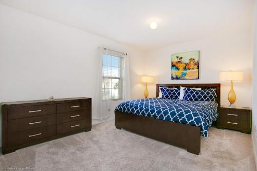 Chic and Spacious 5BD Town Home with a private Splash Pool #5ST739 - image 8
