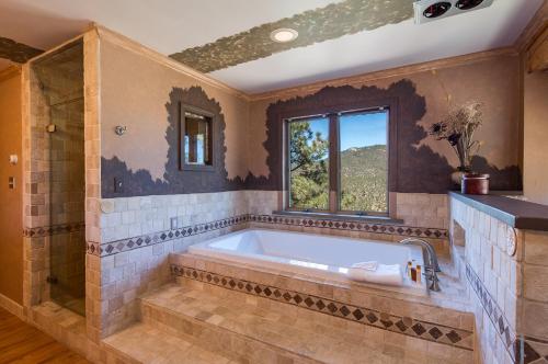 Summit Sanctuary 3 Bedrooms Sleeps 8 Mountain Views - main image