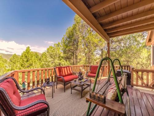 B&B Ruidoso - Mockingbird Cabin, 3 Bedrooms, Sleeps 8 - Bed and Breakfast Ruidoso