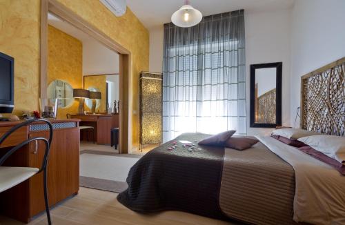 1 queen bed, 1 sofa bed