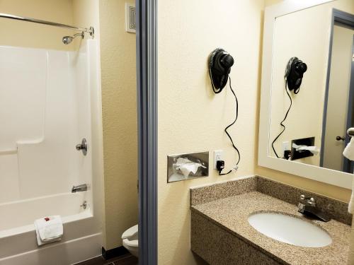 Days Inn & Suites by Wyndham Merrillville