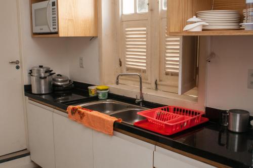 Kitchen, Sangha Urbana - hostel, yoga & meditacao near Blenario Restaurante Flexeiro