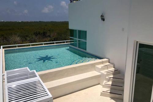 Upscale Modern Home + Rooftop Pool, TVs, AC & Wifi