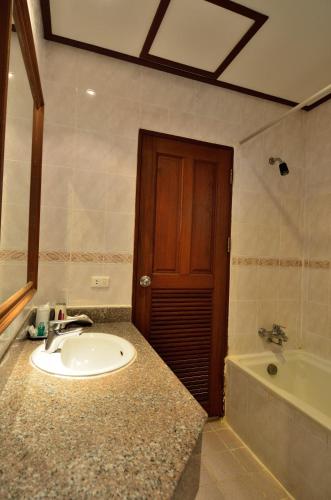 room detail thumbnail 2