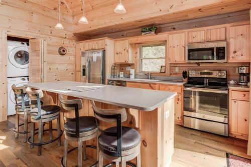 Lakey Gap Lodge Cabin - image 3