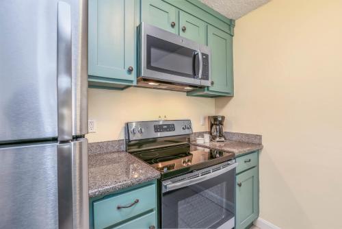 Beautifully Upgraded, Full Kitchen, Comfy King Bed, AC condo thumb 2