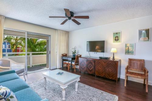 Beautifully Upgraded, Full Kitchen, Comfy King Bed, AC condo thumb 3