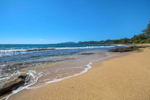 Beautifully Upgraded Full Kitchen Comfy King Bed AC condo - image 5