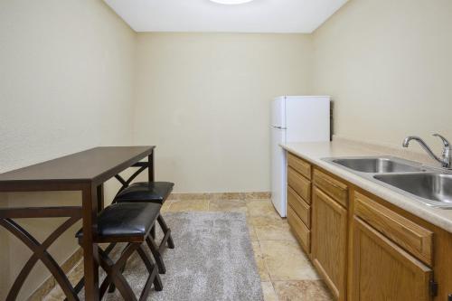 Holiday Inn Express Hotel & Suites Circleville an IHG Hotel - image 7