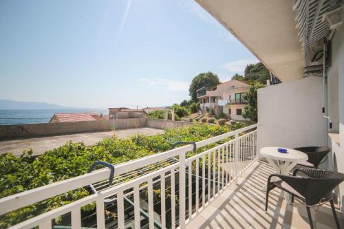 Apartments by the sea Brist Makarska - 18096