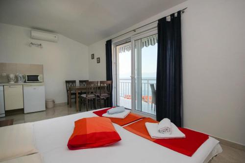 Apartments by the sea Brist Makarska - 18097 