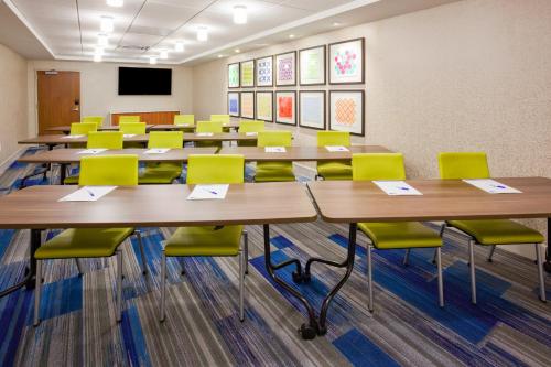 Holiday Inn Express and Suites Des Moines Downtown an IHG Hotel - image 4