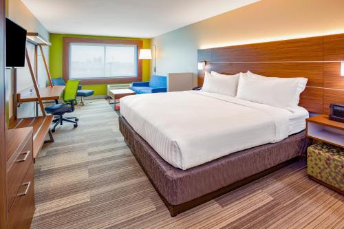 Holiday Inn Express and Suites Des Moines Downtown, an IHG Hotel
