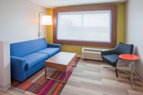 Holiday Inn Express and Suites Des Moines Downtown, an IHG Hotel