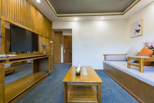 Floral Four Season Inn Set in a prime location of Lijiang, Four Season Inn puts everything the city has to offer just outside your doorstep. The property offers a high standard of service and amenities to suit the individua