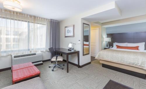1 queen bed, 1 sofa bed