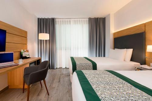 Holiday Inn Naples - image 2