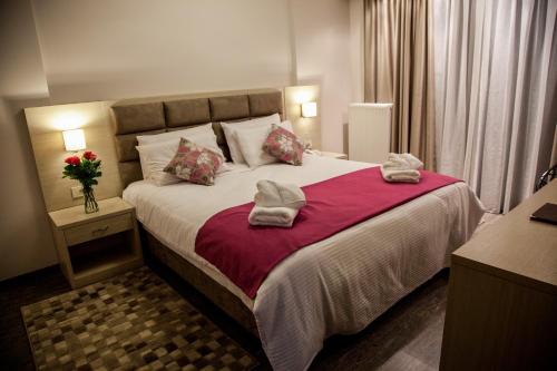 1 double bed, 1 twin bed