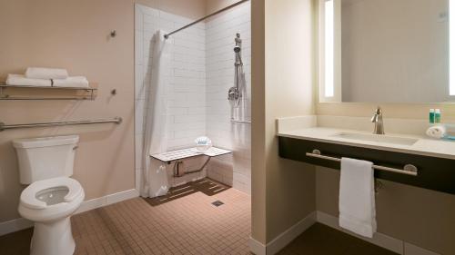 Deluxe King Room - Mobility Access Roll in Shower/Non-Smoking