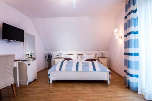 1 queen bed, 1 sofa bed