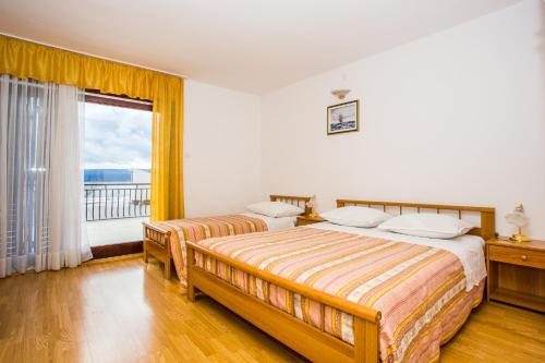 1 double bed, 1 twin bed, 1 futon bed