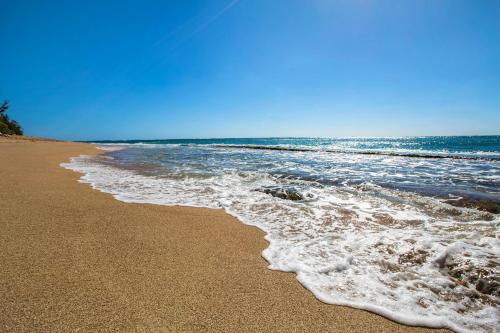 Beautifully Upgraded Full Kitchen Comfy King Bed AC condo - image 7