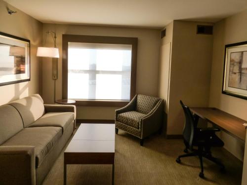 Holiday Inn Express & Suites Plymouth - Ann Arbor Area, an IHG Hotel