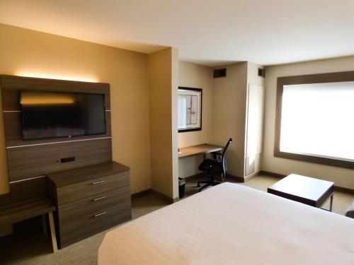 Holiday Inn Express & Suites Plymouth - Ann Arbor Area an IHG Hotel - image 9