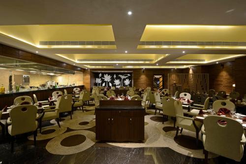 ห้องอาหาร, โรงแรมซัน แอนด์ แซนด์ มุมไบ (Sun N Sand Mumbai Hotel) in จูฮู บีช