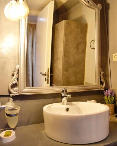 Lycabettus Exclusive Apartments – Athens, NY