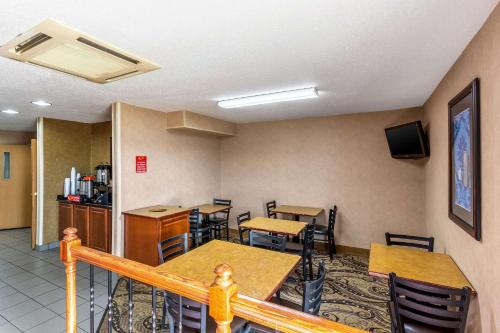 Econo Lodge Inn & Suites Evansville