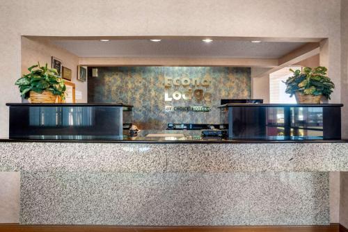 Econo Lodge Inn & Suites Forest - image 6