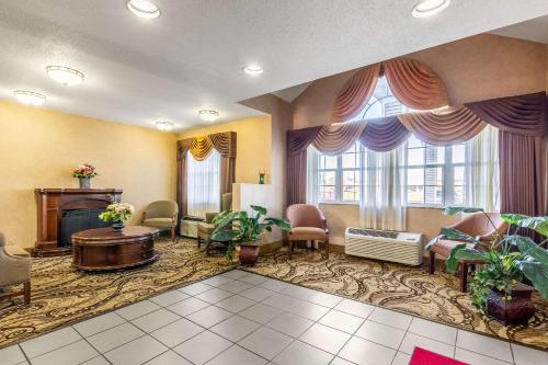 Econo Lodge Inn & Suites Evansville