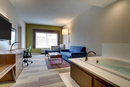 Holiday Inn Express & Suites Aurora - Naperville, an IHG Hotel