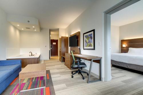 Holiday Inn Express & Suites Aurora - Naperville, an IHG Hotel