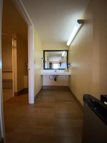Bathroom, Americas Best Value Inn Azusa Pasadena in Azusa (CA)