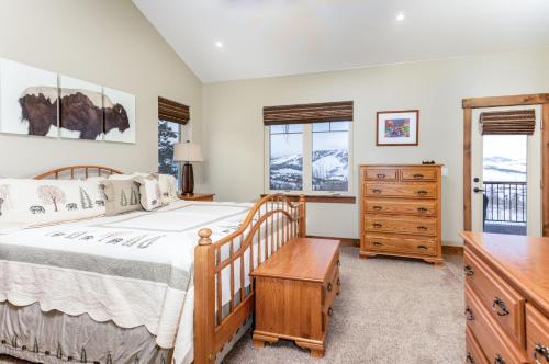 New Listing! Mountain-View Lodge with Fireplace and Hot tub cabin - image 7