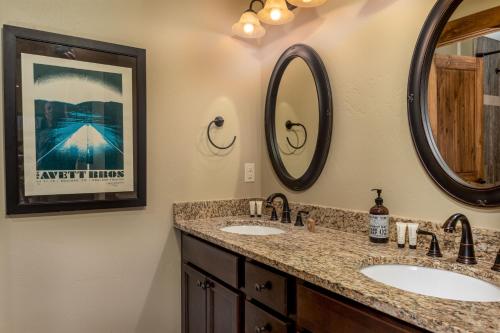 New Listing! Mountain-View Lodge with Fireplace and Hot tub cabin - image 9