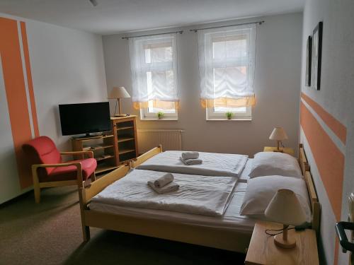 1 king bed, 1 twin bed