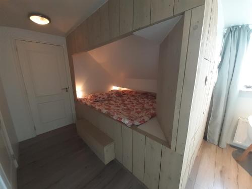 1 queen bed, 1 twin bed