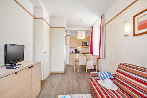 One-Bedroom Apartment with Sleeping Alcove and Terrace or Balcony (6 People)