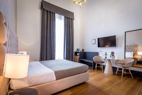 Deluxe Double or Twin Room image 8
