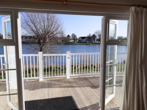 B&B Cirencester - Nyhavn Lakeside Cottage - Bed and Breakfast Cirencester